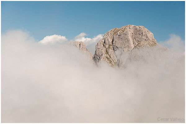 Pico La Mesa emergiendo entre las nubes