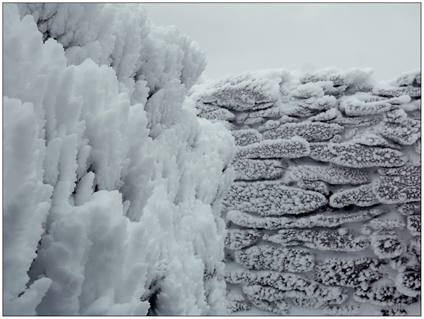 Frio, insensible... como un muro de hielo