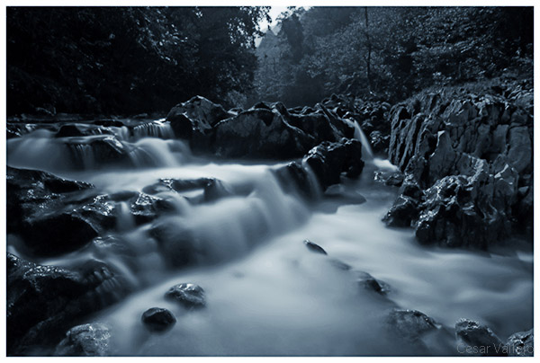 Cuando la luz de la luna juega con la cascada