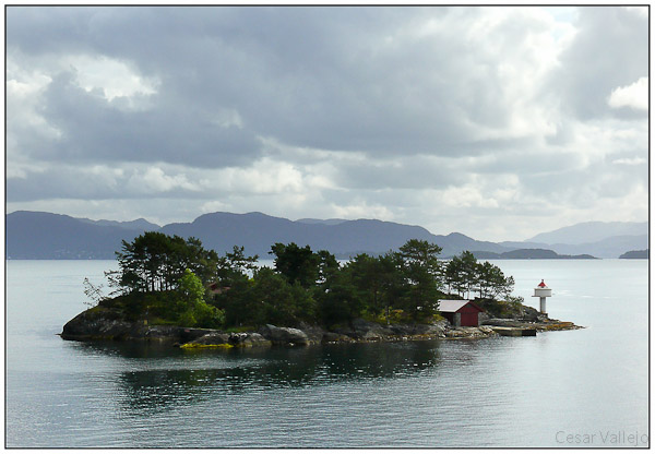 Pequeña isla en el fiordo